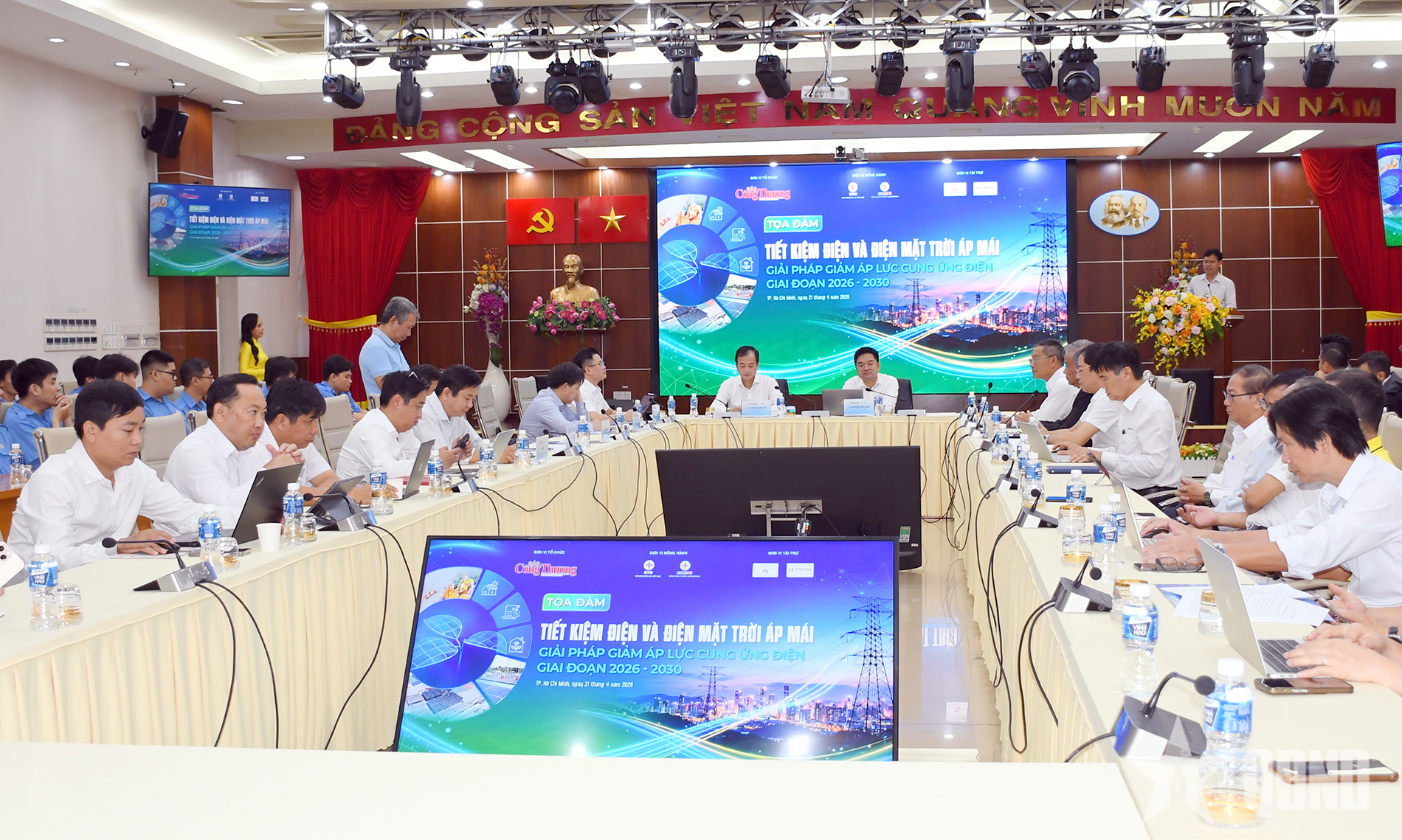 Giảm áp lực cung ứng điện từ tiết kiệm điện và điện mặt trời áp mái